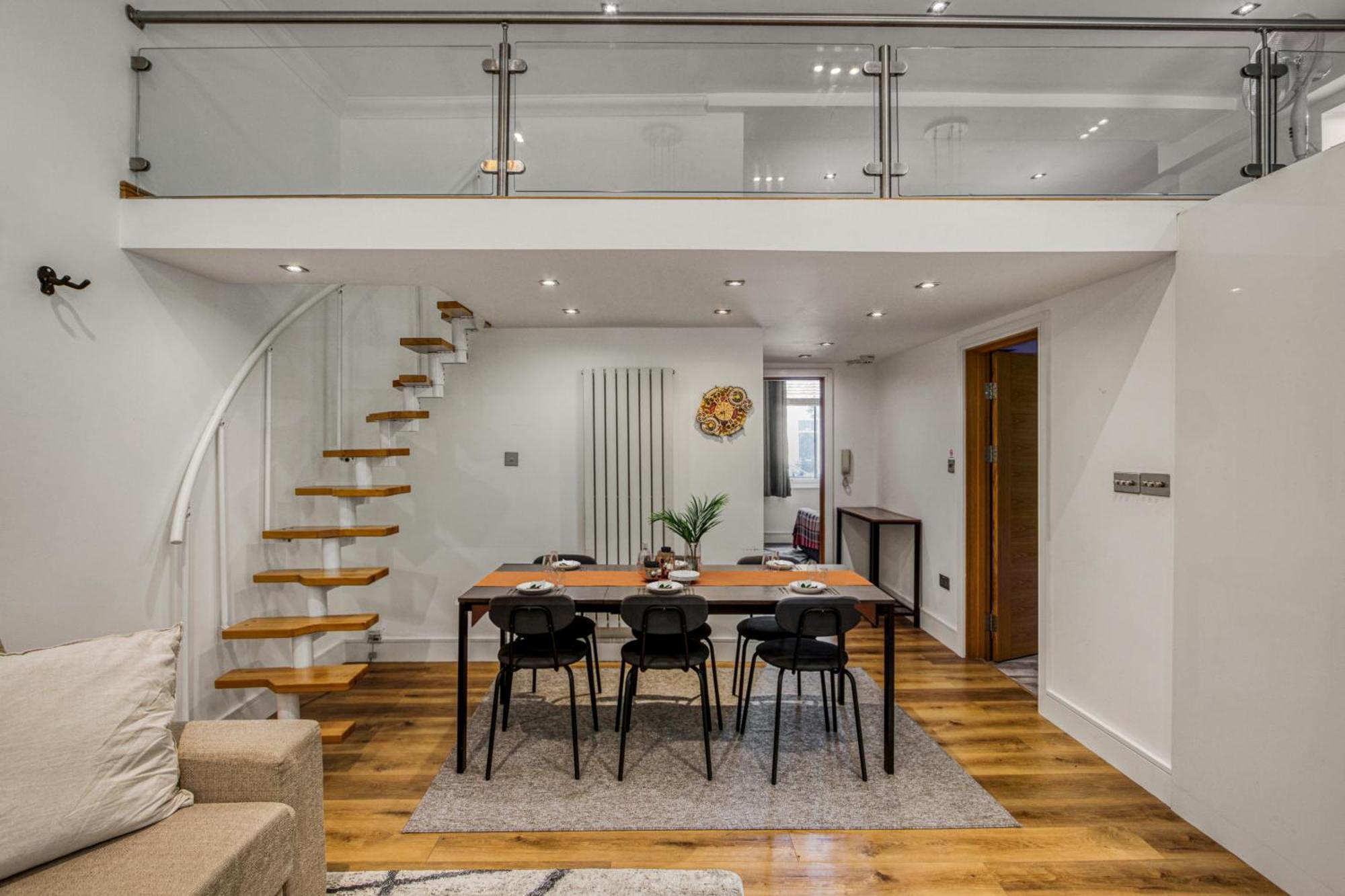 Apartment 3.5 High Ceilings - Centrally Located London