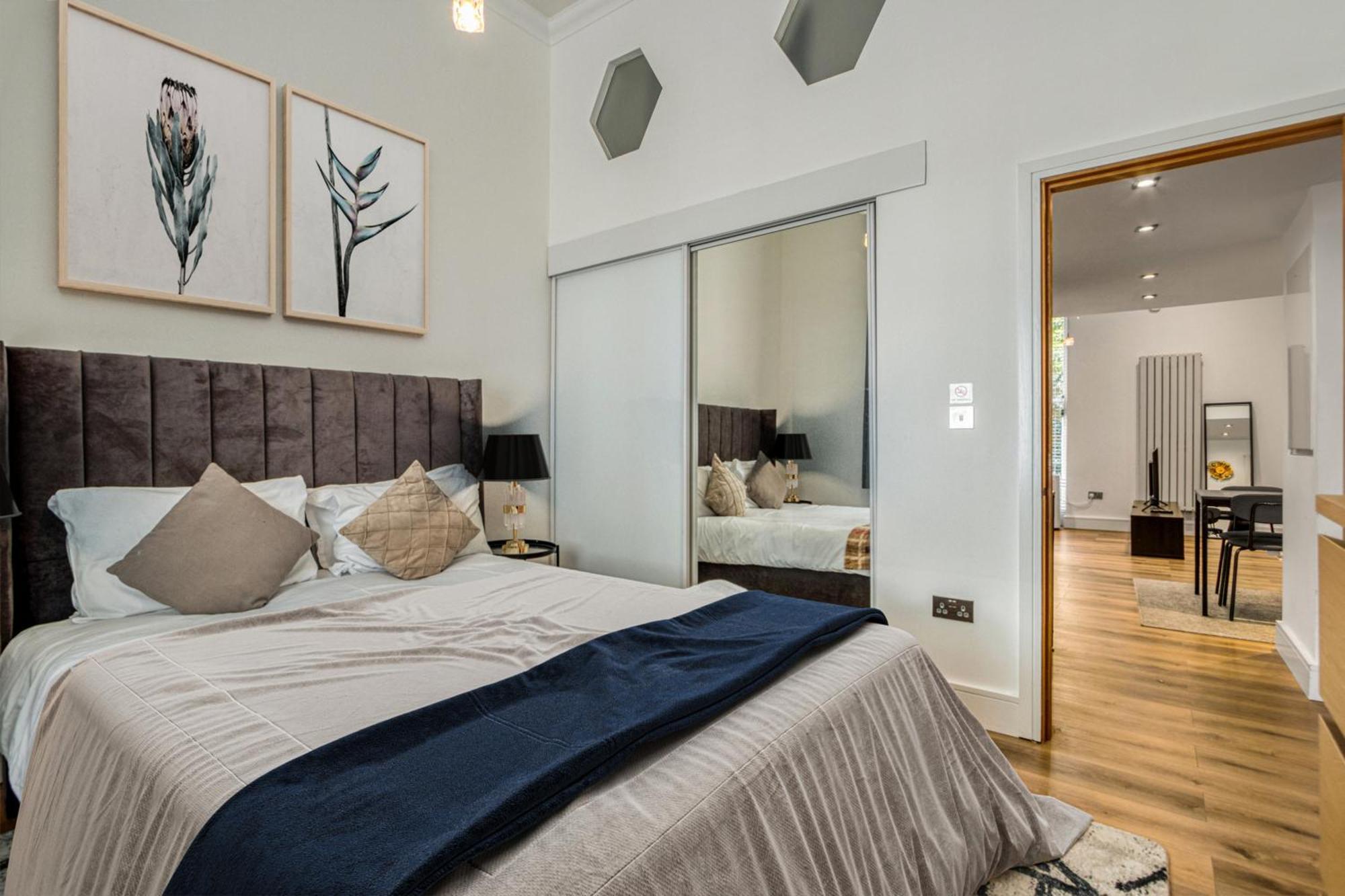 3.5 High Ceilings - Centrally Located Apartment London