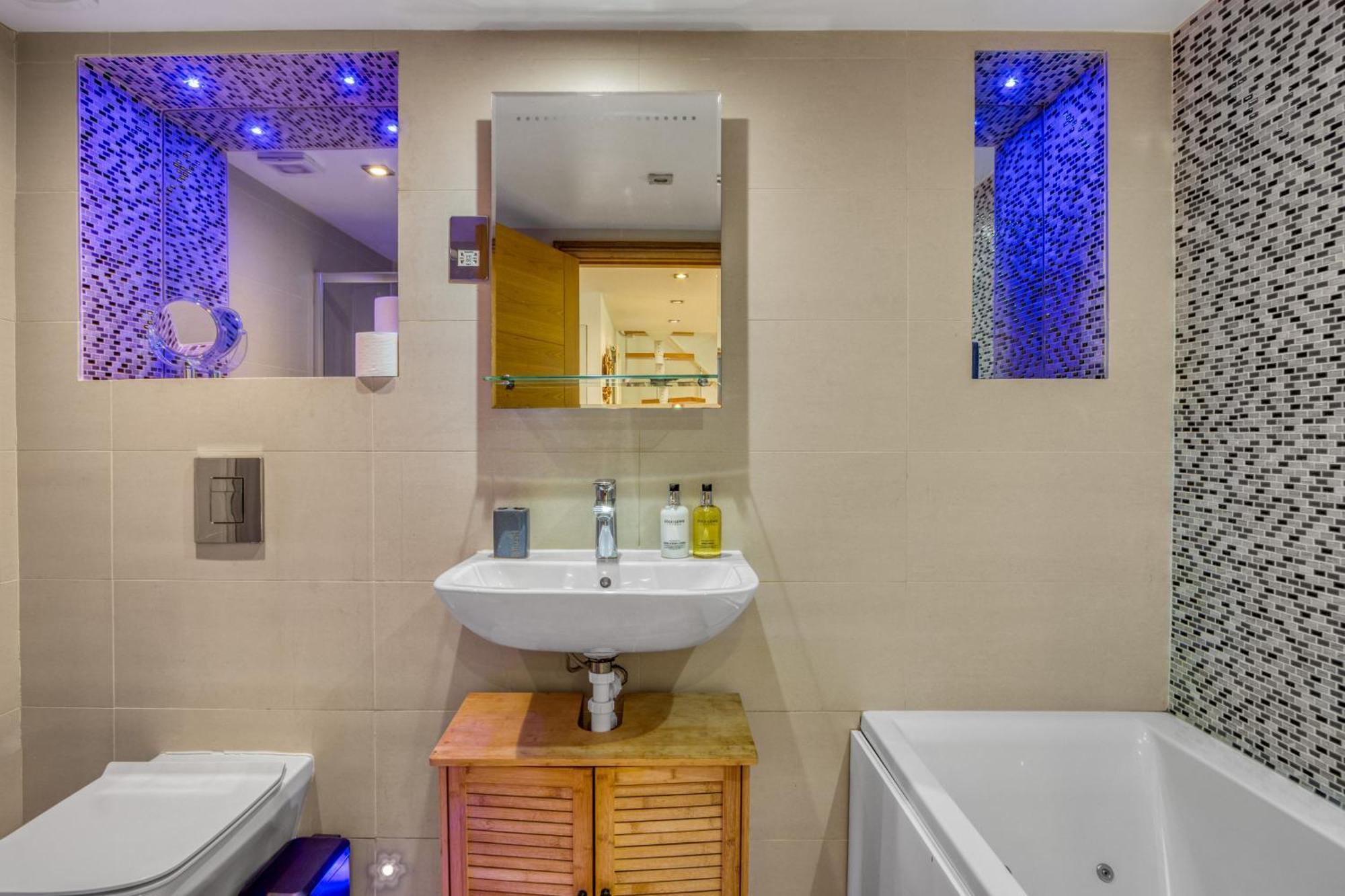 Apartment 3.5 High Ceilings - Centrally Located London