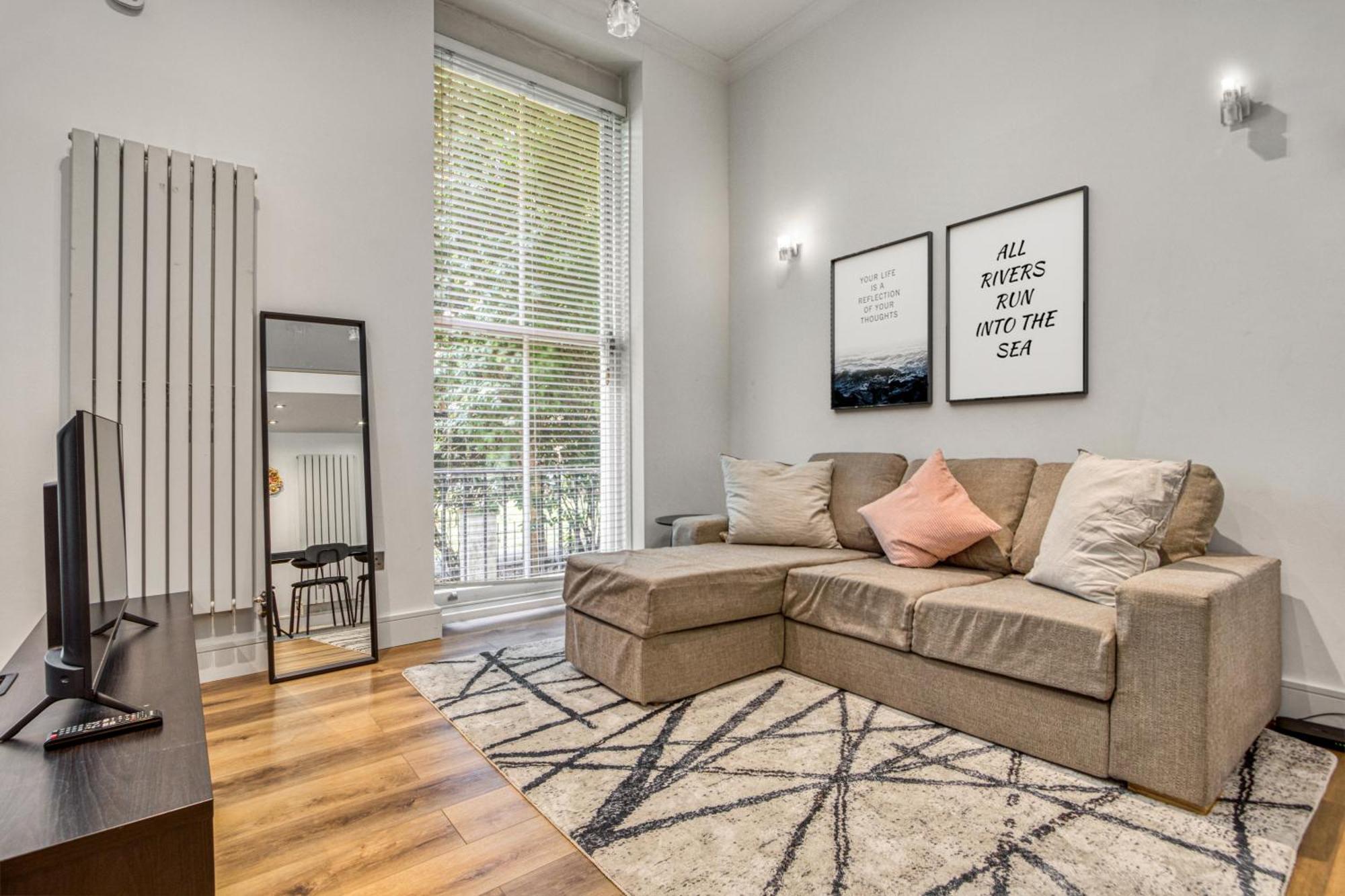 Apartment 3.5 High Ceilings - Centrally Located
